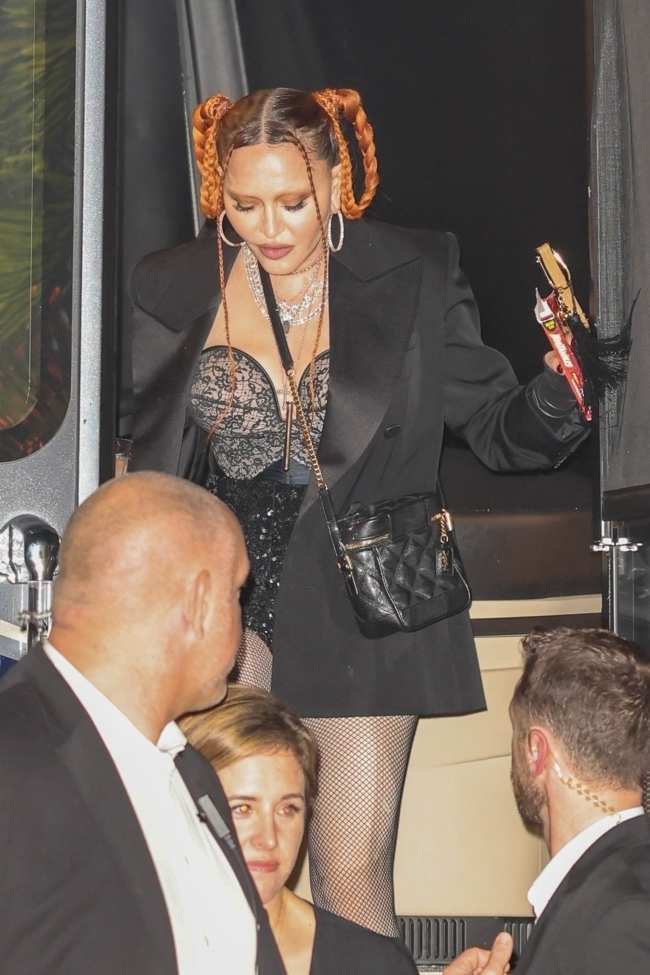              Madonna llego a su fiesta de Art Basel con un bustier de encaje negro y una chaqueta YSL de gran tamano             