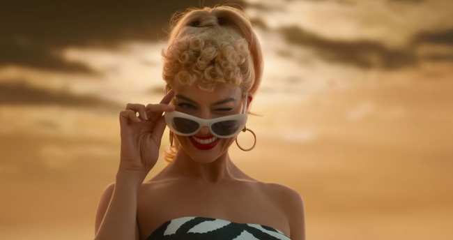              Margot Robbie interpreta a Barbie en la proxima pelicula vistiendo su caracteristico traje de bano con estilo             