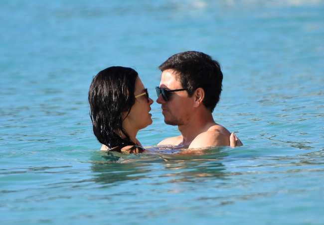 Mark Wahlberg y Rhea Durham dandose un chapuzon en el oceano