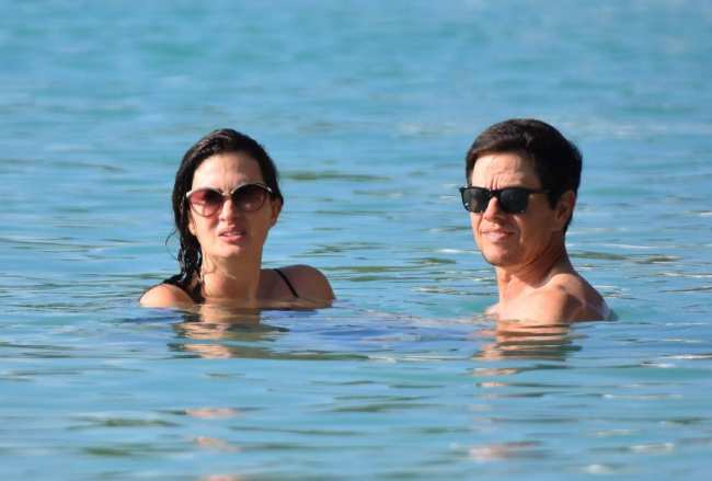 Mark Wahlberg y Rhea Durham en el oceano