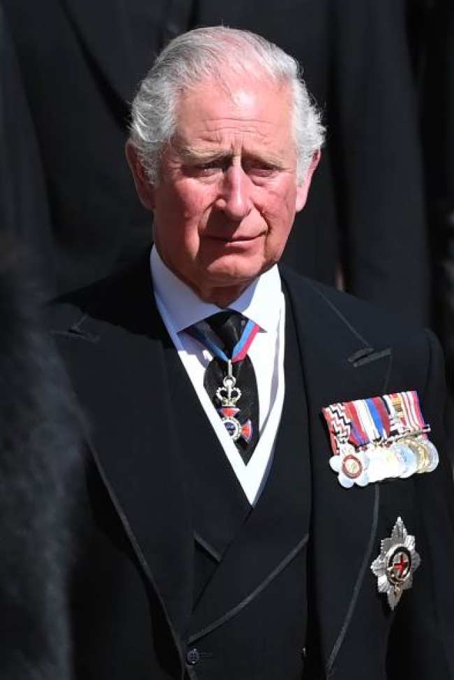 Una foto del rey Carlos II caminando