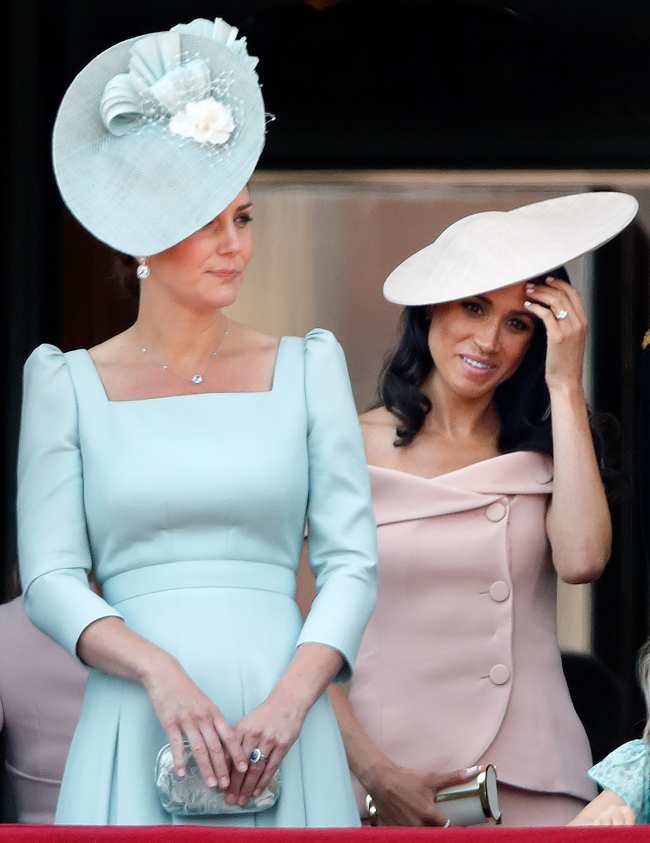             Catherine princesa de Gales y Meghan duquesa de Sussex se paran en el balcon del Palacio de Buckingham durante Trooping The Color el 9 de junio de 2018 en Londres            