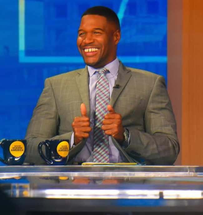 Michael Strahan Está Celebrando Las Fiestas Con Tequila Qqcq 