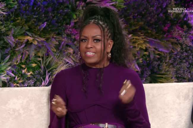 Michelle Obama hablando en un panel de Revolt TV