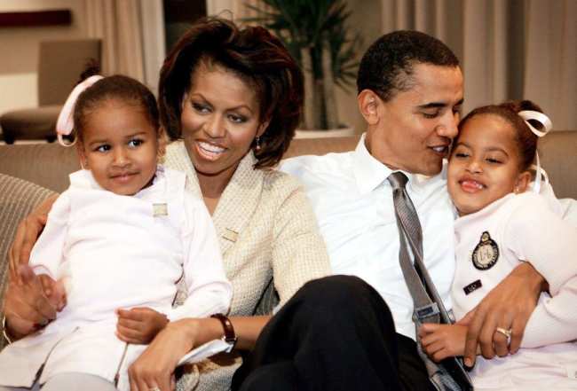 Michelle Obama y Barack Obama con sus hijas Malia y Sasha cuando eran ninas