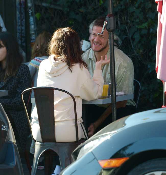              La pareja era todo sonrisas mientras comian afuera en Millies Cafe            