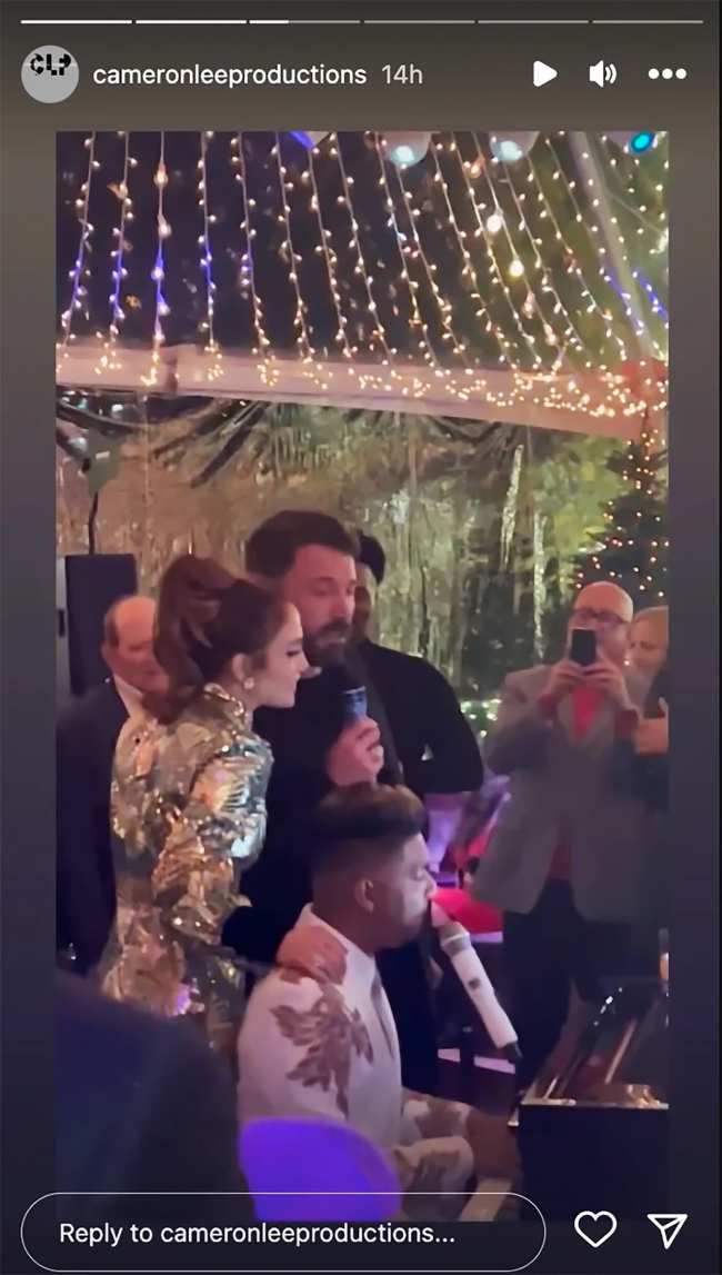              Jennifer Lopez y Ben Affleck cantaron un dulce duo en su fiesta de Navidad             