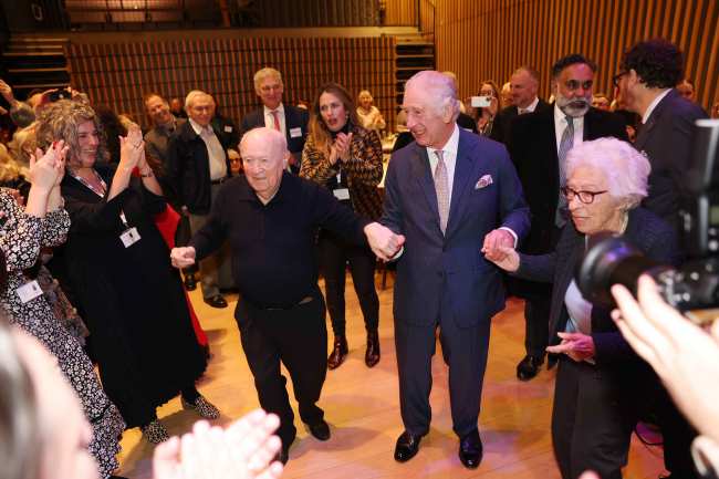              La monarca fue vista bailando con sobrevivientes del Holocausto en el centro comunitario JW3 de Londres            