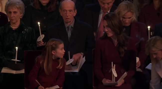 La princesa Charlotte y Kate Middleton en el concierto Together at Christmas