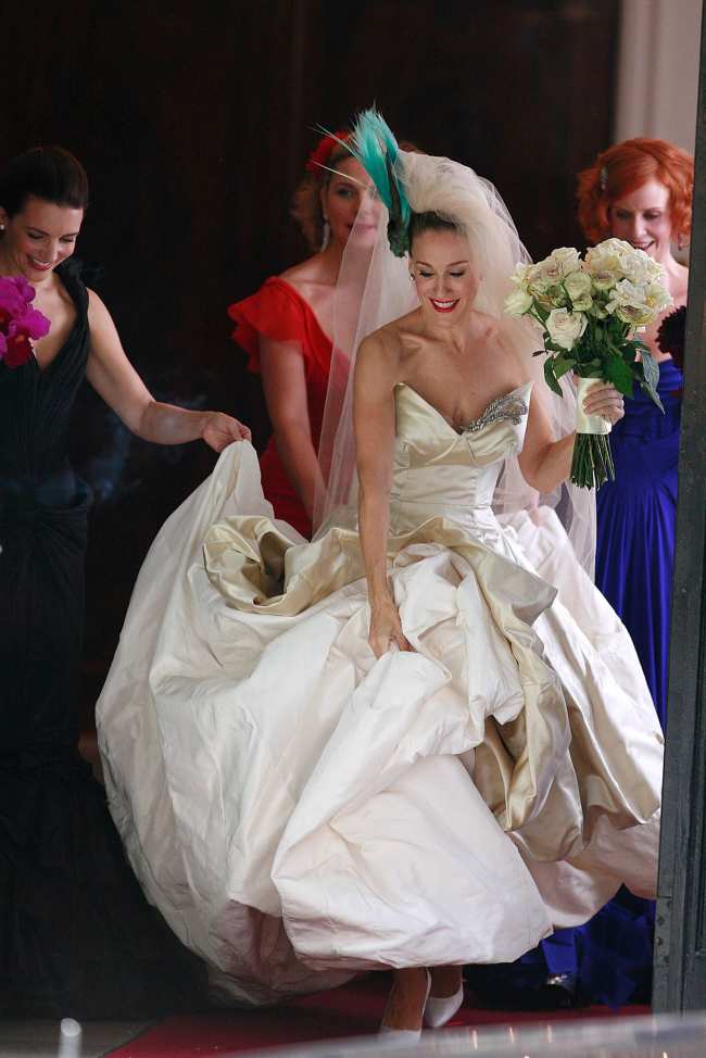             Carrie Bradshaw Sarah Jessica Parker usa un vestido de novia de Vivienne Westwood en la pelicula Sex and the City de 2008            