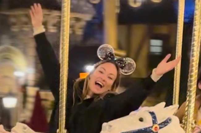              Olivia Wilde disfruto de un dia familiar en Disneyland despues de su separacion de Harry Styles            