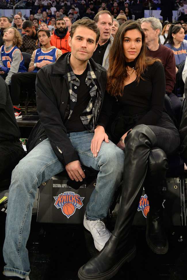 Paul Wesley y Natalie Kuckenburg sentados junto a la cancha en un partido de la NBA
