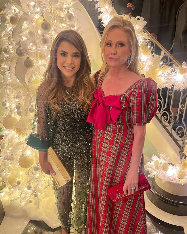              Los fanaticos llamaron la falla de Photoshop de Paula Abdul en la fiesta de Navidad de Kathy Hilton            