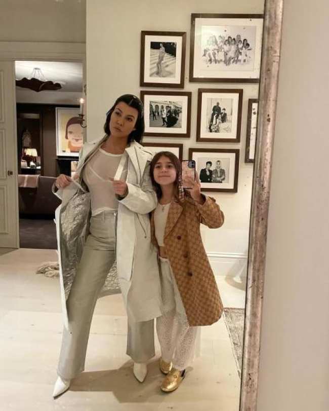 Penelope Disick y Kourtney Kardashian tomandose una selfie en el espejo