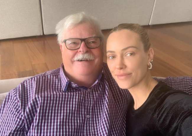 Una selfie de Peta Murgatroyd y su padre Derek Murgatroyd