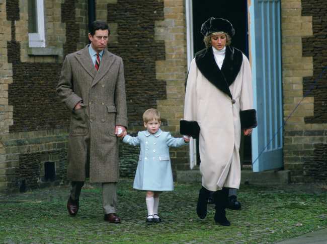              Se ve a Harry arriba con su padre y su madre Diana princesa de Gales diciendo aparentemente de los funcionarios del palacio Nunca estuvieron dispuestos a decir la verdad para protegernos            
