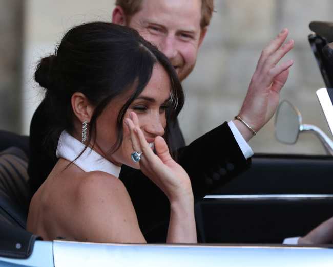              Markle uso el anillo por primera vez como su algo azul durante la recepcion de su boda en 2018            
