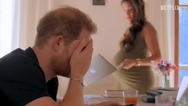              Otro clip muestra a Harry angustiado sentado cerca de Markle embarazada            
