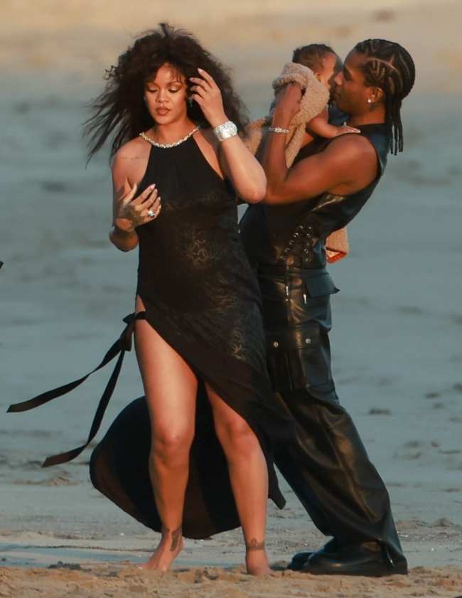              Rihanna y AAP Rocky fueron vistos con su hijo durante un viaje familiar a la playa el viernes            