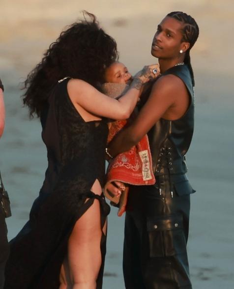 Rihanna y AAP Rocky con su hijo en la playa