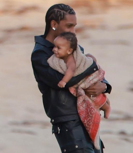 AAP Rocky con su hijo en la playa