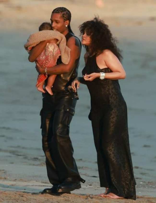 Rihanna y AAP Rocky con su hijo en la playa