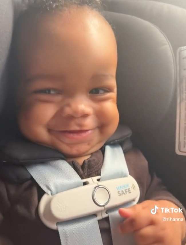              El adorable bebe le sonrio a su mama en el video             