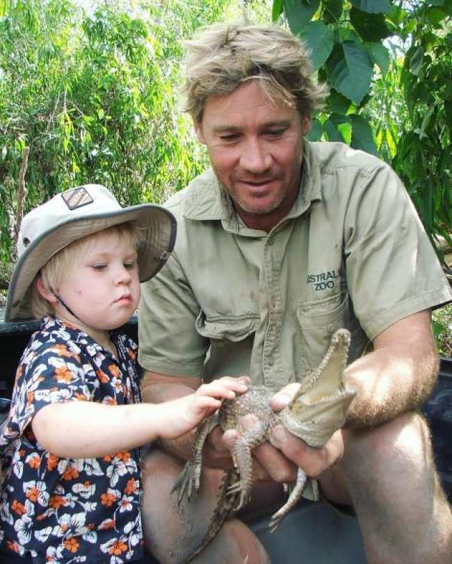 Robert Irwin y su padre Steve Irwin sosteniendo un cocodrilo