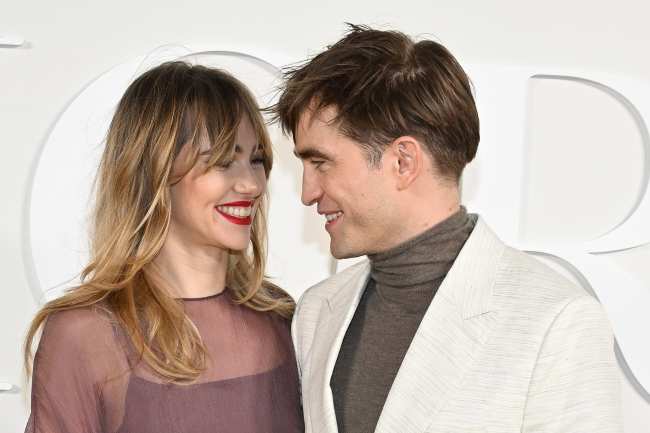              Robert Pattinson y Suki Waterhouse finalmente hicieron su debut en la alfombra roja el sabado despues de cuatro anos de noviazgo            