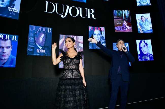 Salma Hayek posa en el escenario con el CEO Jason Binn en la fiesta de portada de la revista DuJour