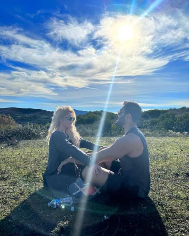 Britney Spears y Sam Asghari meditando en la cima de una montana