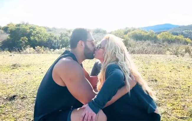 Britney Spears y Sam Asghari besandose