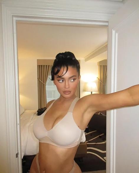Kylie Jenner en sujetador Spanx