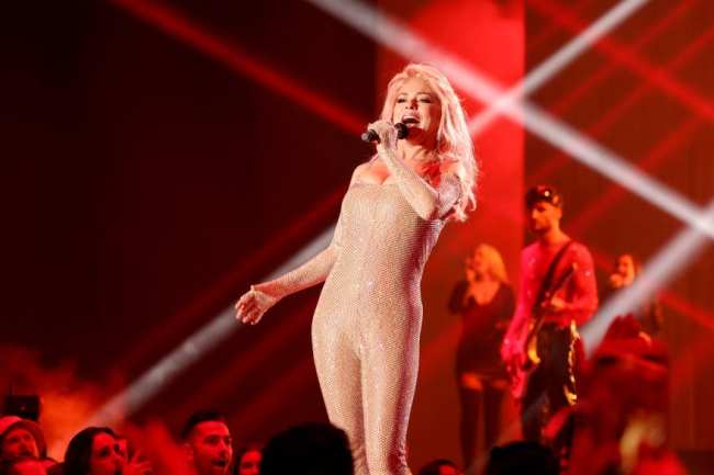 Shania Twain se presenta en el escenario durante los premios Peoples Choice Awards 2022
