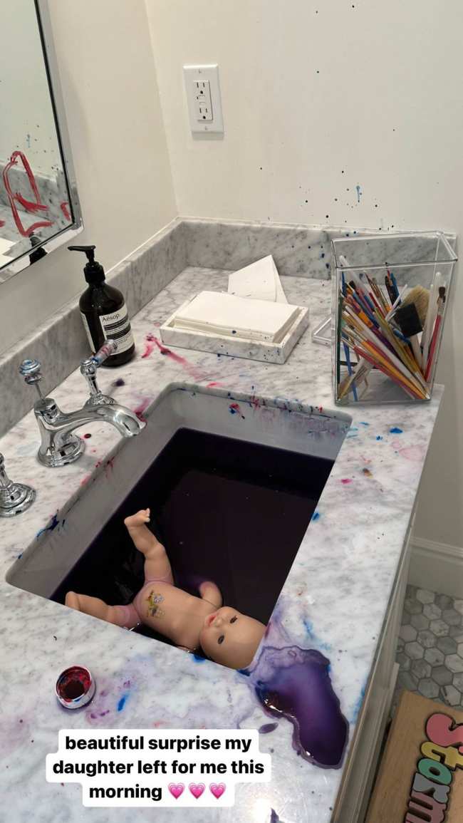 El tocador de marmol blanco de Kylie Jenner cubierto de pintura