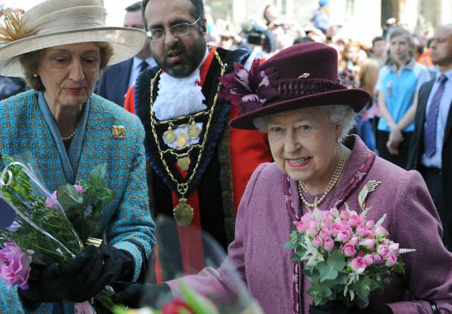              Lady Susan Hussey izquierda la madrina del Principe William y asistente de la Reina Isabel durante mucho tiempo renuncio en medio de un furor racista en el Palacio de Buckingham el miercoles y los miembros de la realeza le dijeron a Page Six que ella es una reliquia de otra era            