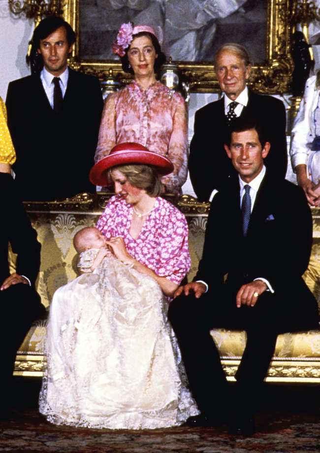              Nombrada madrina del Principe William Hussey fila de atras asistio a su bautizo en 1982            