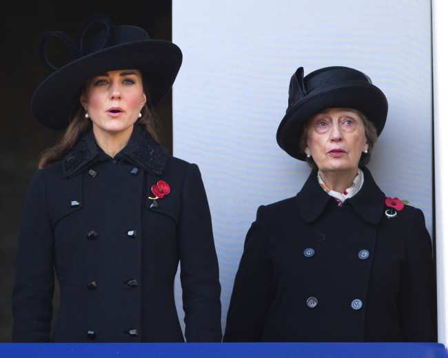              Hussey visto aqui con Kate Middleton ha estado muy cerca de la familia real dijo una fuente            