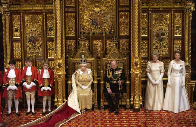             Como dama de honor Hussey extremo derecho acompano a la reina a eventos como la apertura del Parlamento            