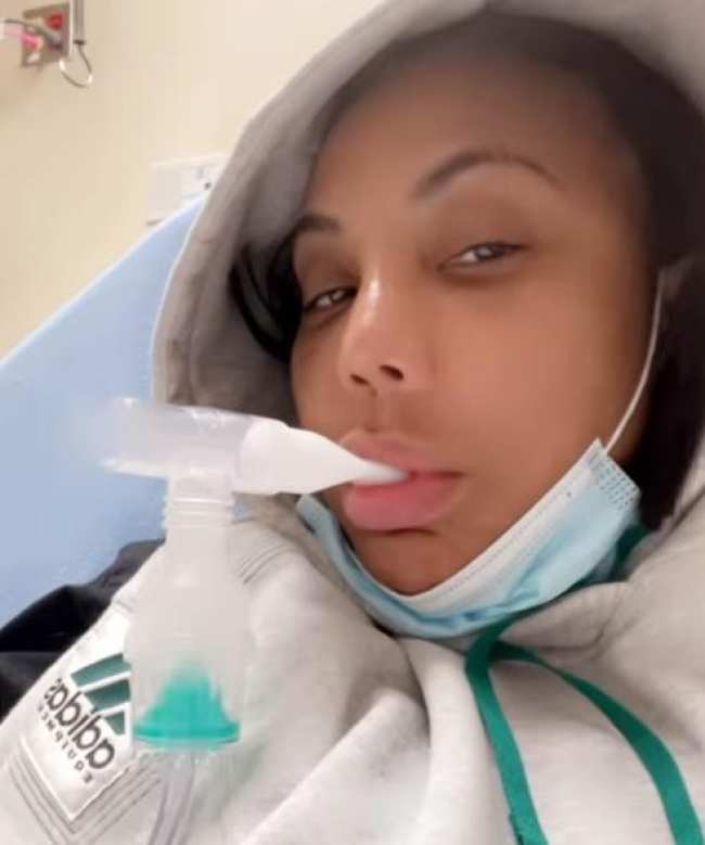 Tamar Braxton haciendo un tratamiento respiratorio en el hospital