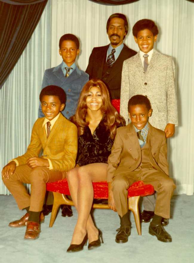 Ike y Tina con su hijo e hijastros