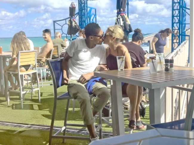 TJ Holmes y Amy Robach besandose en una cita en Miami