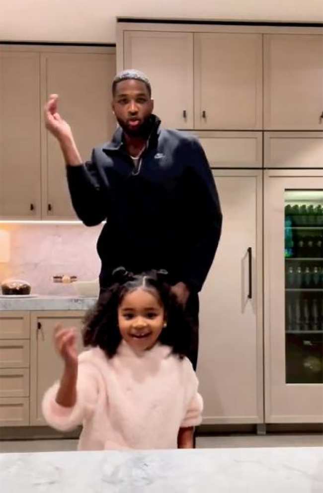 Una captura de pantalla de Tristan Thompson y su hija True bailando juntos en una cocina