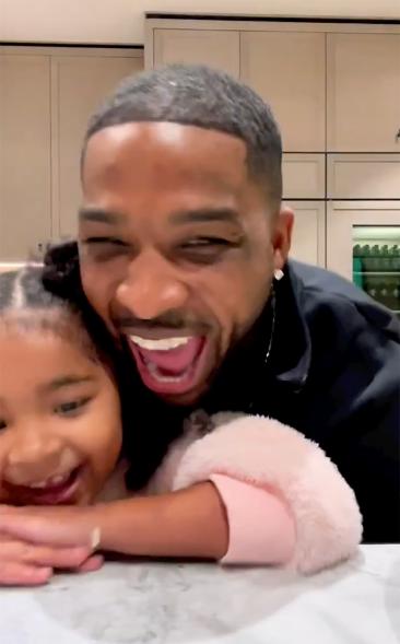 Una captura de pantalla de Tristan Thompson y su hija True bailando juntos en una cocina