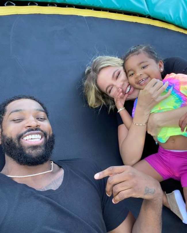 Una selfie de Tristan Thompson Khloe Kardashian y su hija True en un trampolin