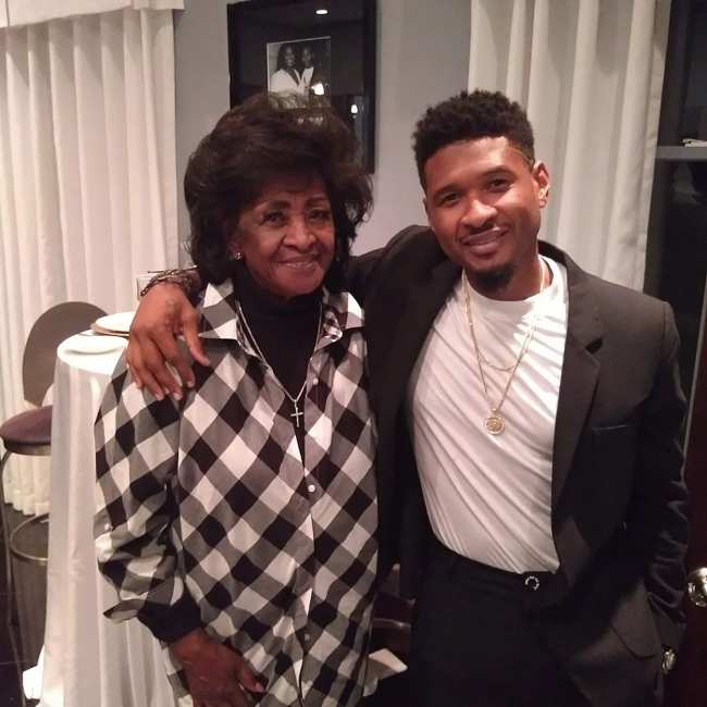 Usher y su abuela Ernestine Carter sonriendo para una foto