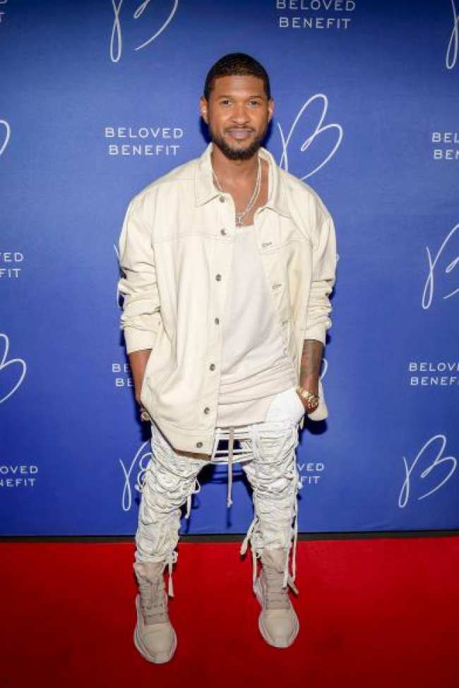 Usher posando en la alfombra roja