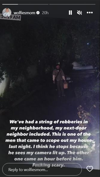 Una captura de pantalla de un video de seguridad que muestra a un hombre acechando afuera de la casa de Valerie Bertinelli