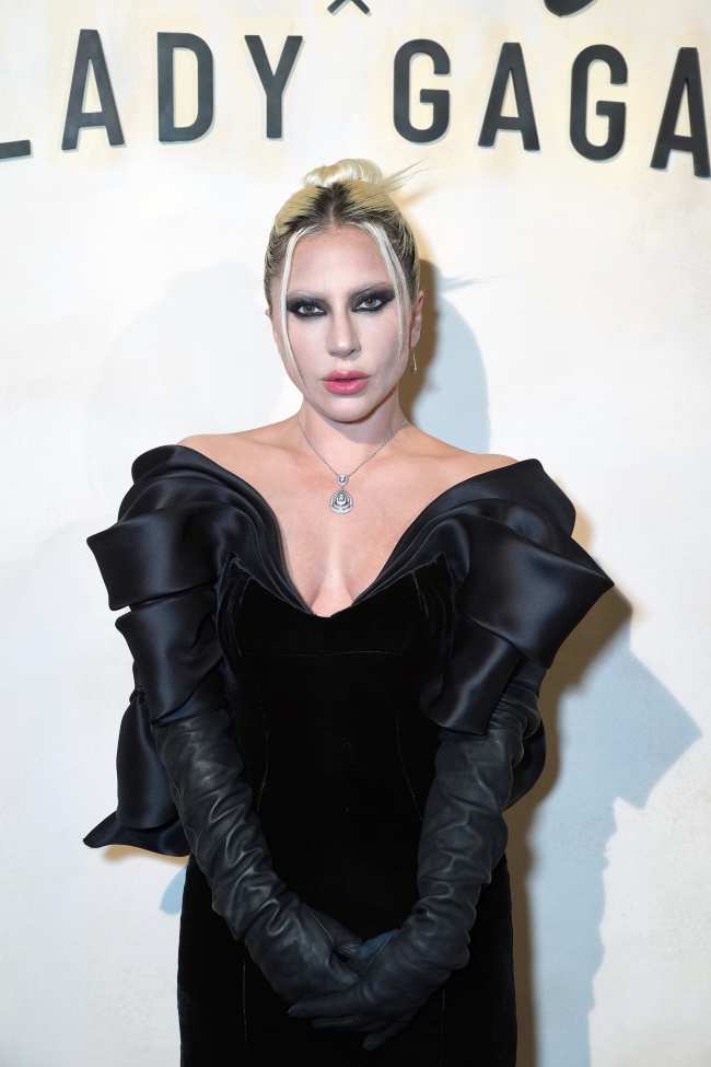              Lady Gaga fue fotografiada con un look de belleza similar en un evento el 20 de octubre            