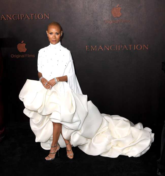              Jada Pinkett Smith asistio al estreno en Los Angeles con un vestido blanco adornado            